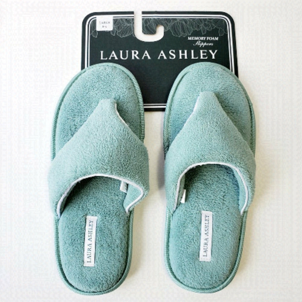 𝅺laura Ashley plush Memory Foam Slippers.  NWT